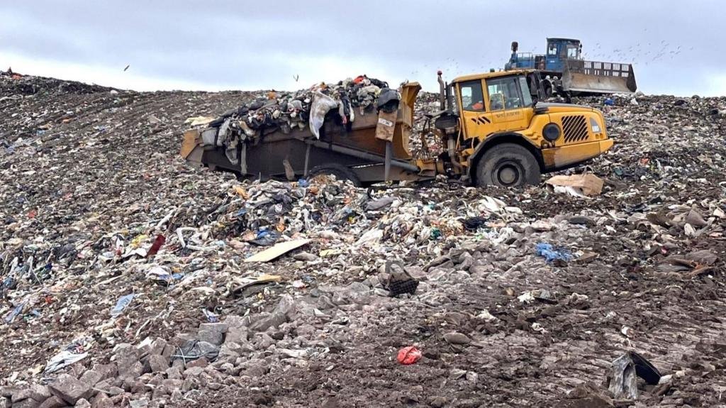 Waste sector crisis could see rubbish piling up on streets, experts warn
