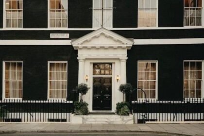 Mayfair club shuts as Met investigates weapon claim