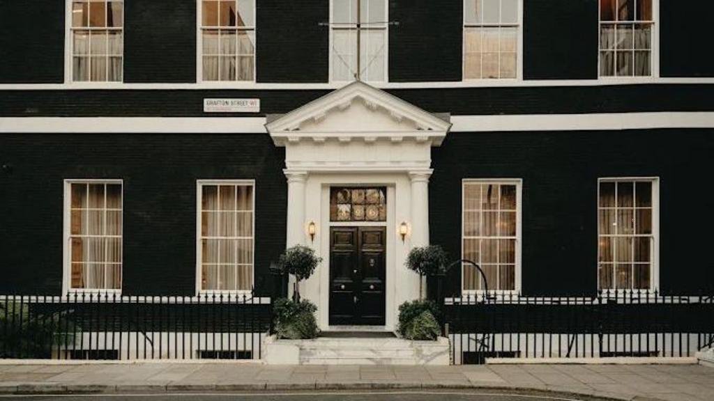 Mayfair club shuts as Met investigates weapon claim