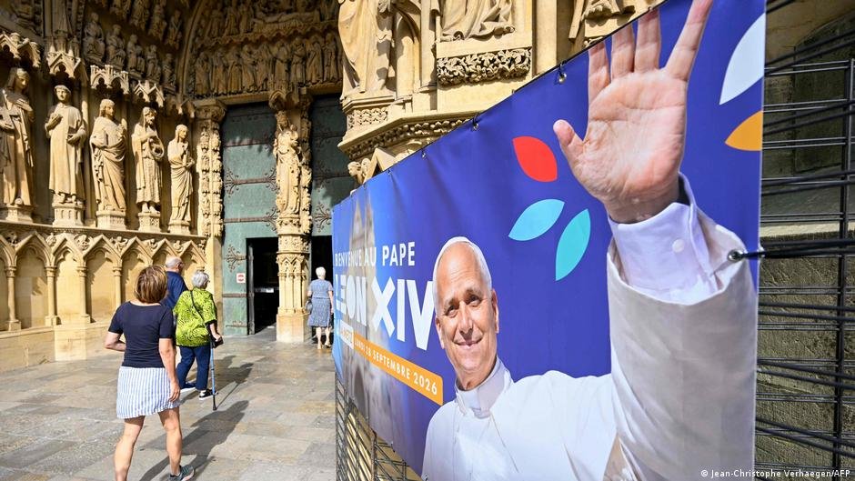 'Pope fever' takes hold as Pope Leo visits France