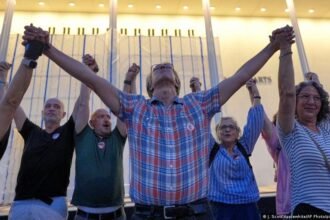 Thousands protest Kennedy Center demolition fears