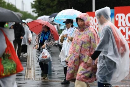 Japan: Typhoon Dujuan sparks flood, landslide warnings