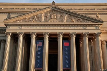 Xi wraps up US visit with trip to National Archives