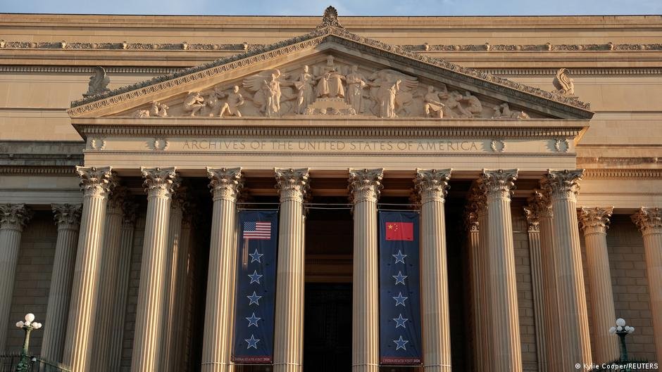 Xi wraps up US visit with trip to National Archives