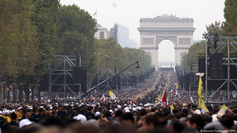 Paris: Pope Leo XIV celebrates Mass before huge crowd
