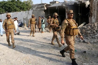 Pakistan: Suicide attack at police stop kills at least 11
