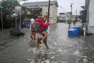 Powerful storm batters northeast US, hundreds of flights canceled