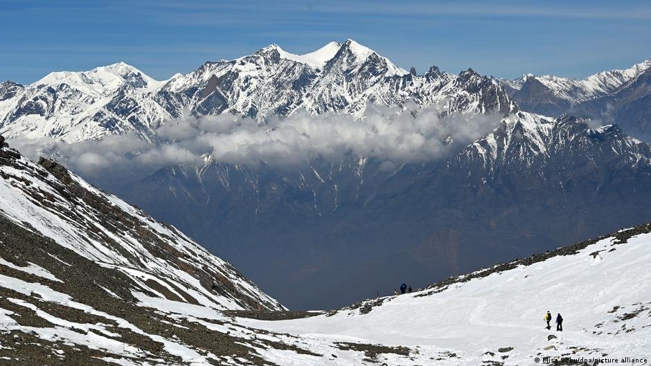 Avalanche in Nepal leaves 2 dead, several missing