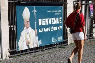 Hundreds of thousands expected in Paris for Pope's visit