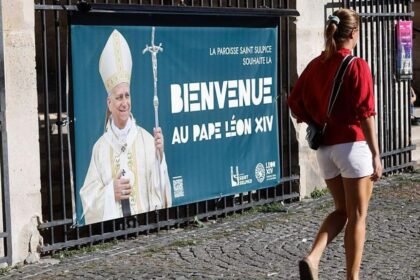 Hundreds of thousands expected in Paris for Pope's visit
