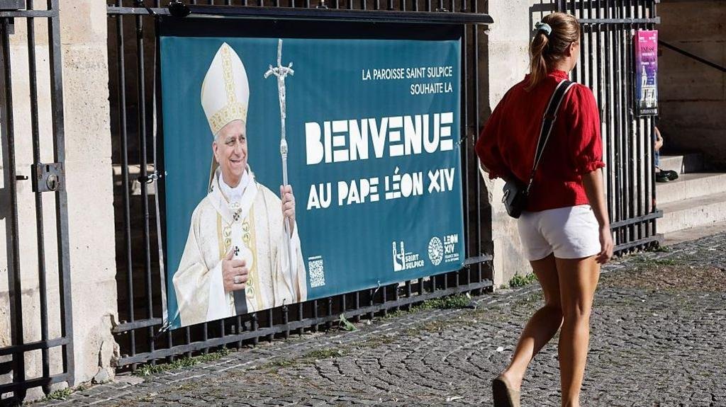 Hundreds of thousands expected in Paris for Pope's visit