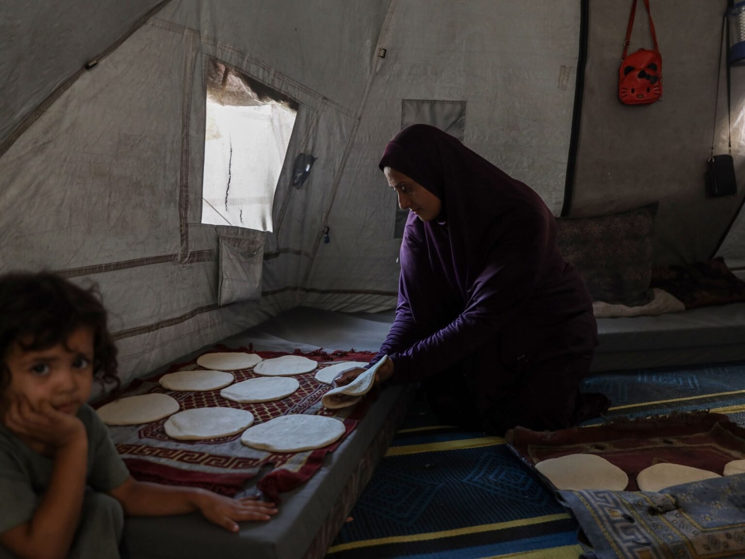 Palestinians turn to communal ovens to bake bread in Gaza