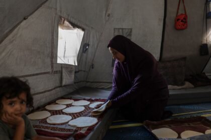Palestinians turn to communal ovens to bake bread in Gaza