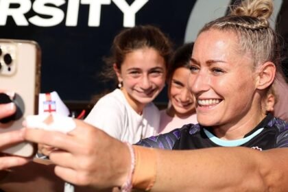 Red Roses struggle to meet fans' selfie demands - Hunt