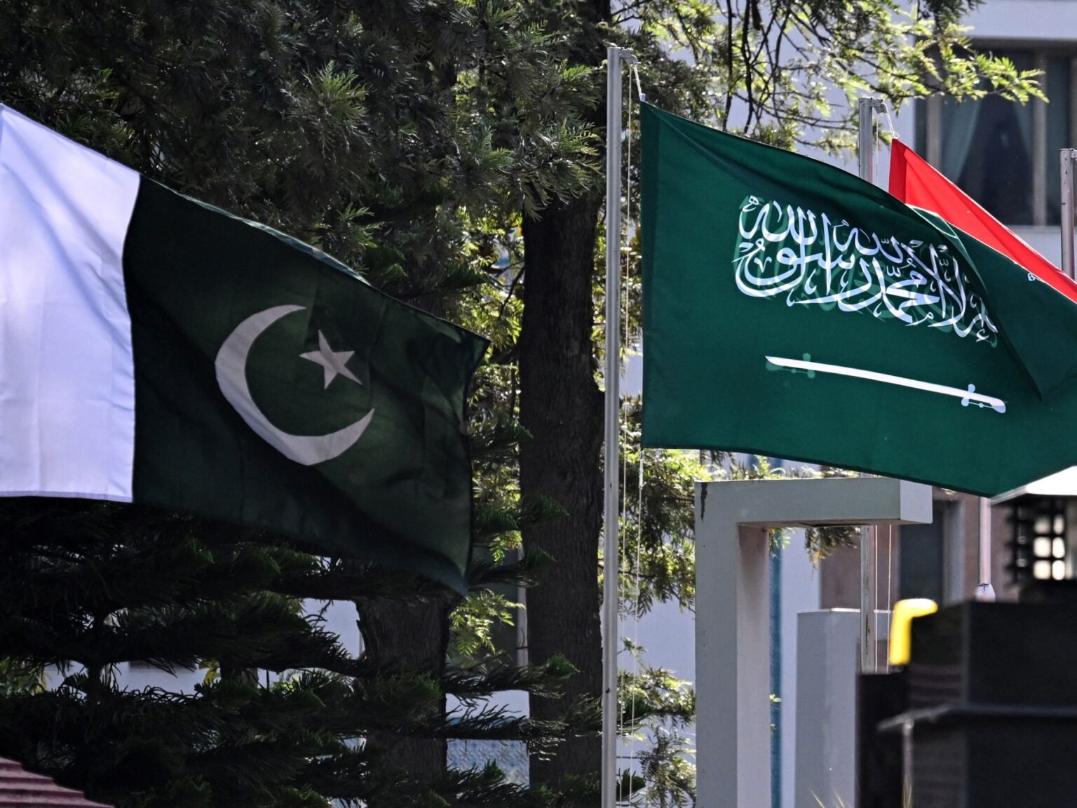 Pakistan pledges full committment to defence of Saudi Arabia