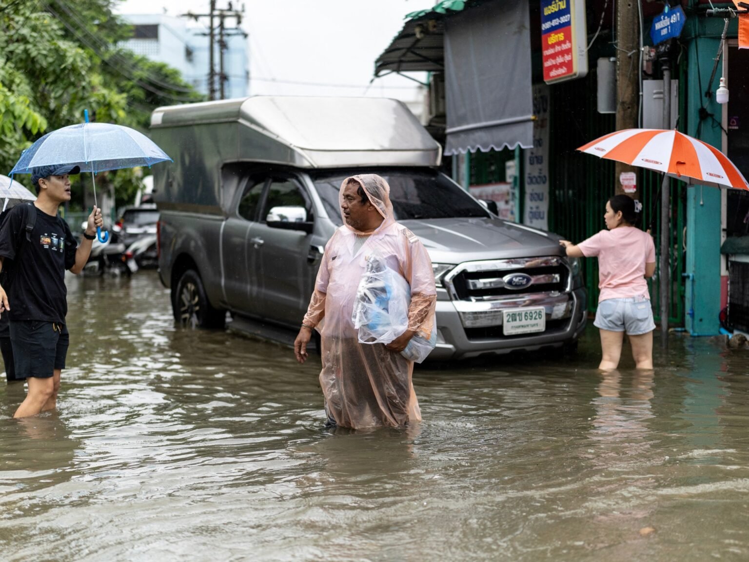 Photos: Heavy rains and flooding in Bangkok force thousands into shelters