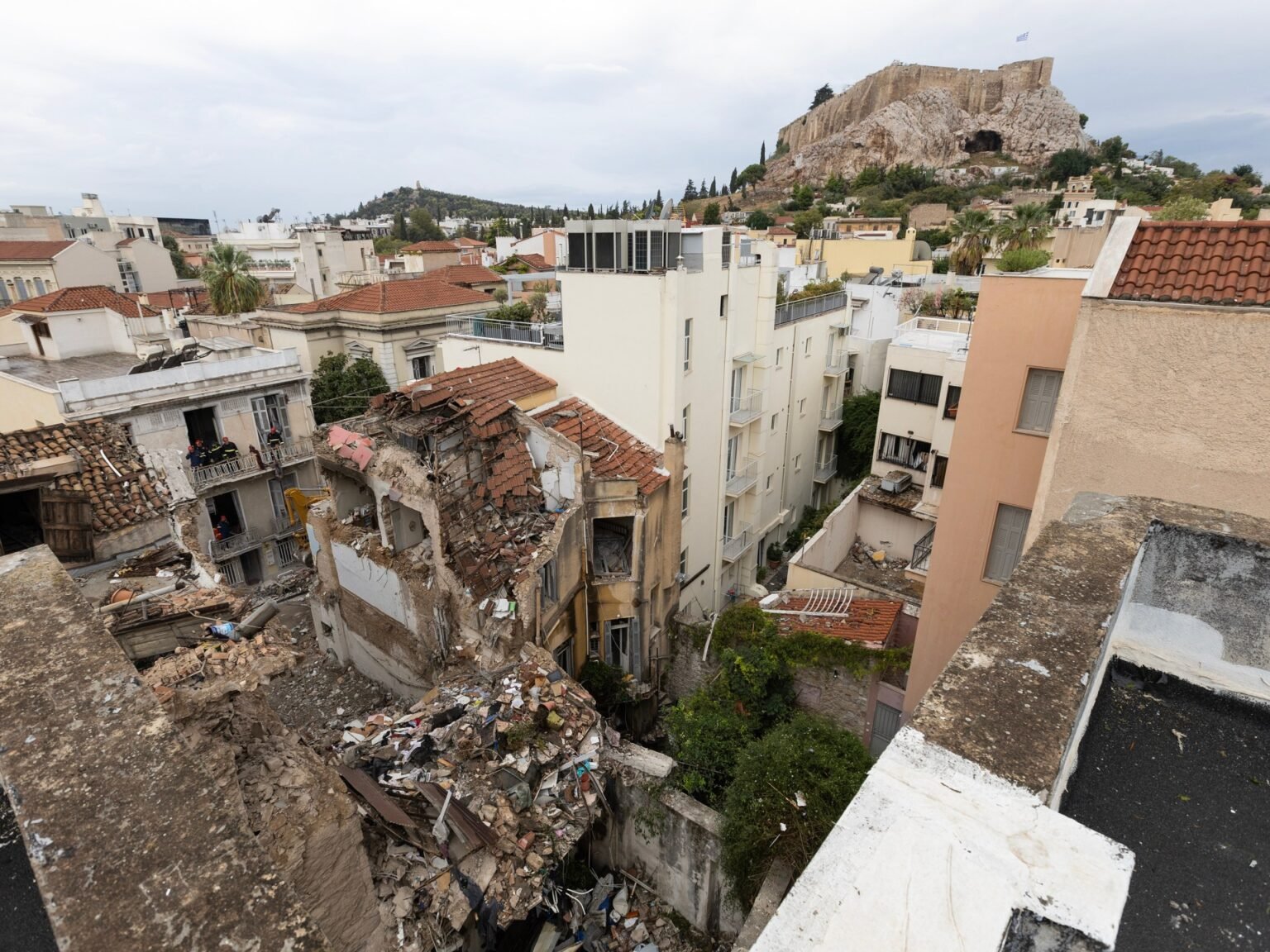 Four American tourists among 6 killed in suspected gas leak blast in Athens