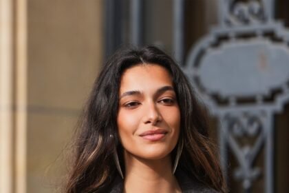 How to Fix Frizzy Hair, According to the Pros