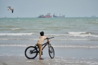 Gulf nations keep oil flowing despite Iran war as costs mount