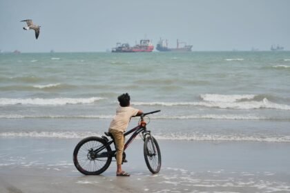 Gulf nations keep oil flowing despite Iran war as costs mount