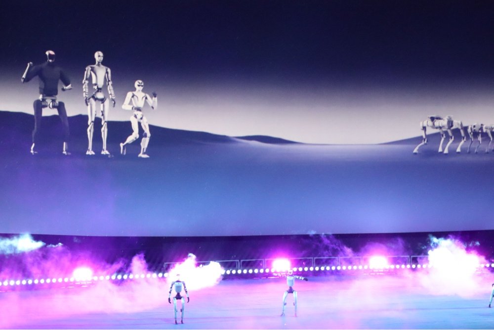 AI Robots Dance in the Rain as Pingyao Film Festival Turns 10, Honors Ann Hui