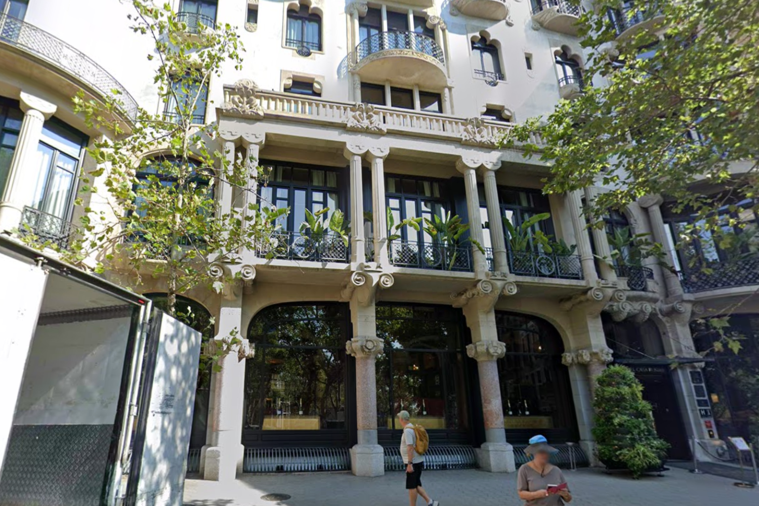 Manhunt after tourist ‘stabbed in the neck’ at five-star hotel in Barcelona