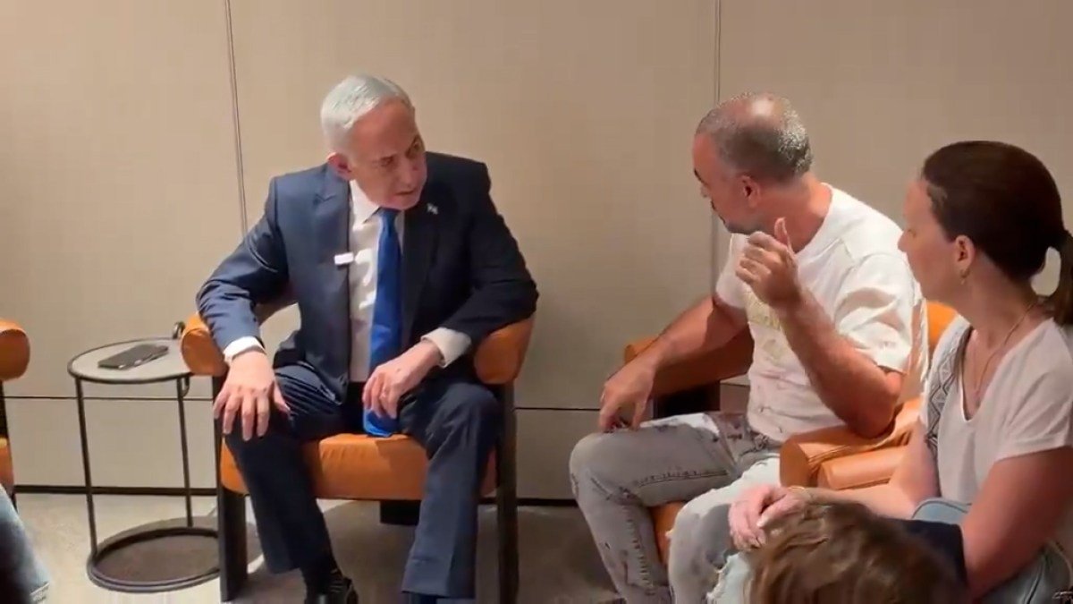 Netanyahu meets Flydubai passenger who subdued pilot in stabbing attack