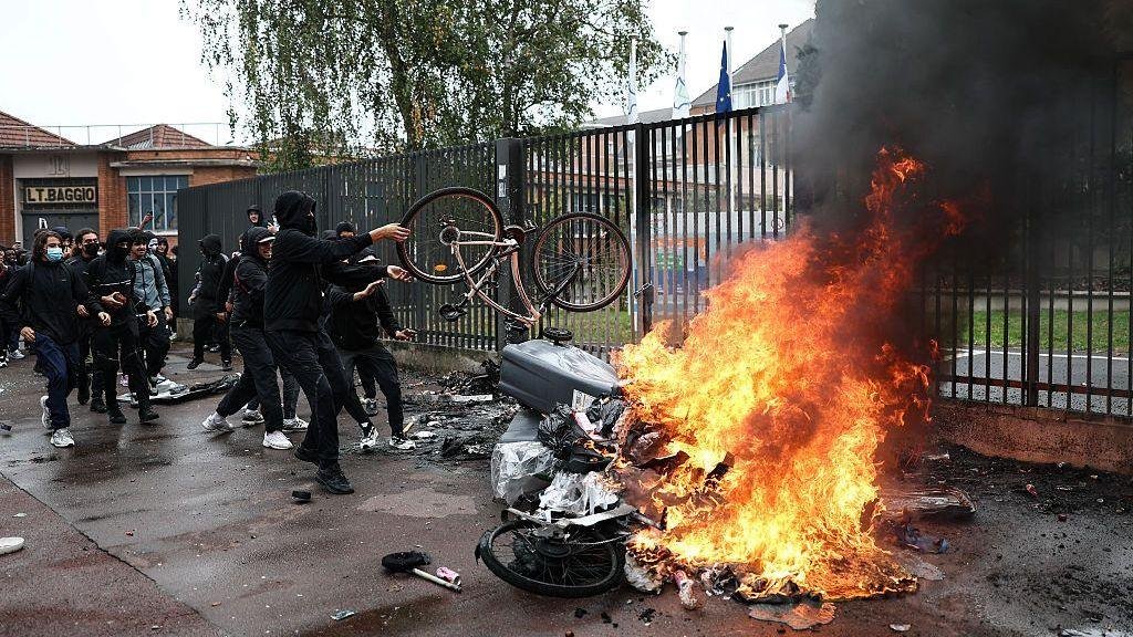 More than 400 detained as France student protests escalate
