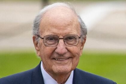 Portrait of George Mitchell will not be removed from Hillsborough Castle