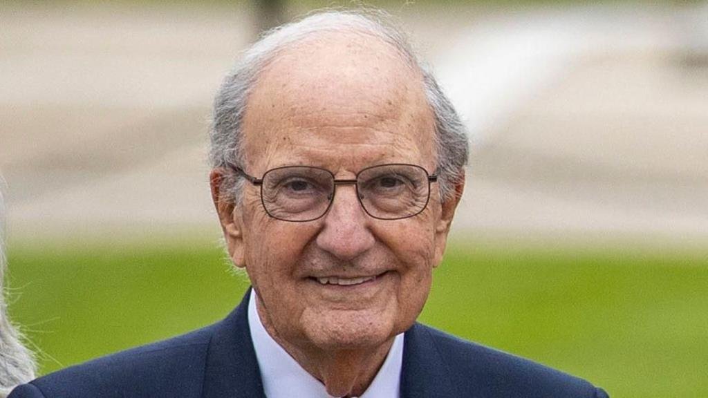 Portrait of George Mitchell will not be removed from Hillsborough Castle