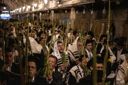 Hundreds of Israelis storm Al-Aqsa Mosque compound