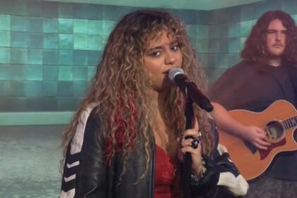 Saturday Sessions: Bella Kay performs "iloveitiloveitiloveit"