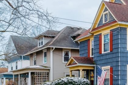 Mortgage rates surpass 7% for first time in 2 years amid inflation, Iran war