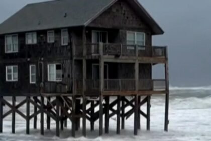 Powerful nor'easter hits North Carolina, Virginia, New Jersey: "It's very scary"