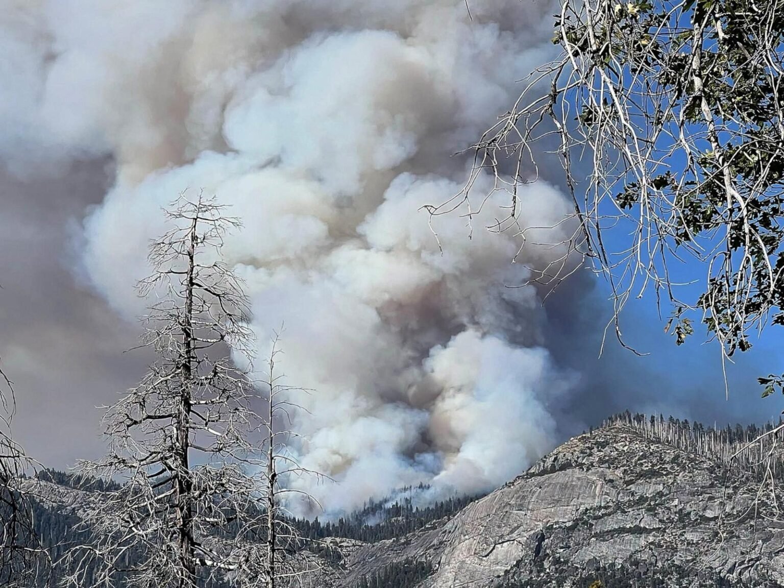 Helicopter fighting Yosemite National Park fire crashes, killing 2: Officials