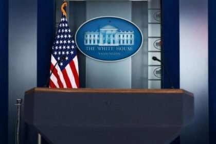 Judge temporarily overturns Trump's White House media ban