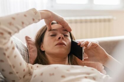Off sick? You need to phone your boss, back-to-work adviser says