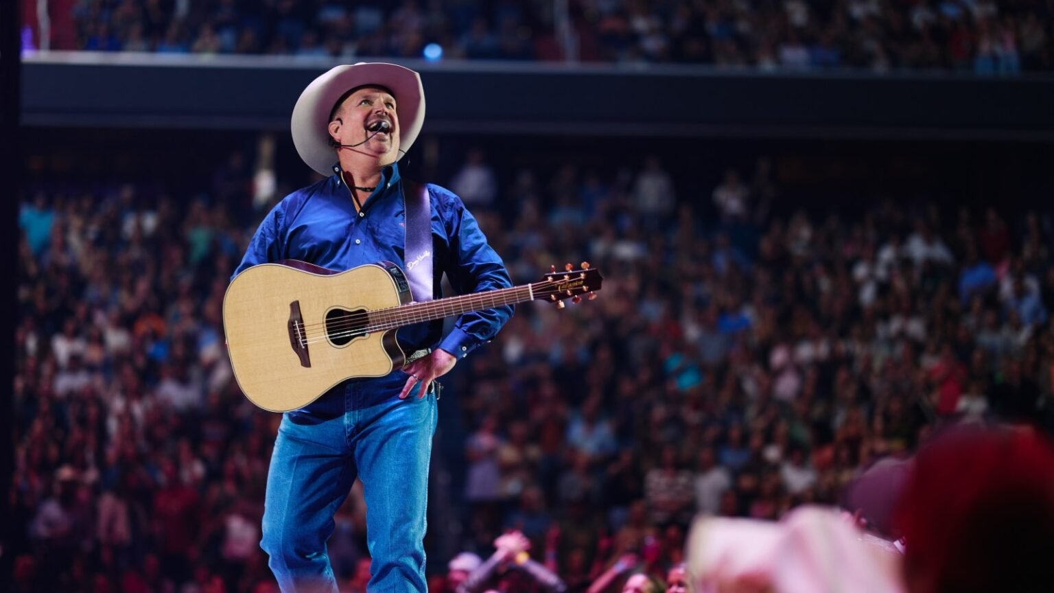 Watch: Garth Brooks to Unveil ‘Double Live’ Vinyl Release With ‘Walmart Live’ Show Tonight