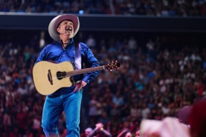 Watch: Garth Brooks to Unveil ‘Double Live’ Vinyl Release With ‘Walmart Live’ Show Tonight