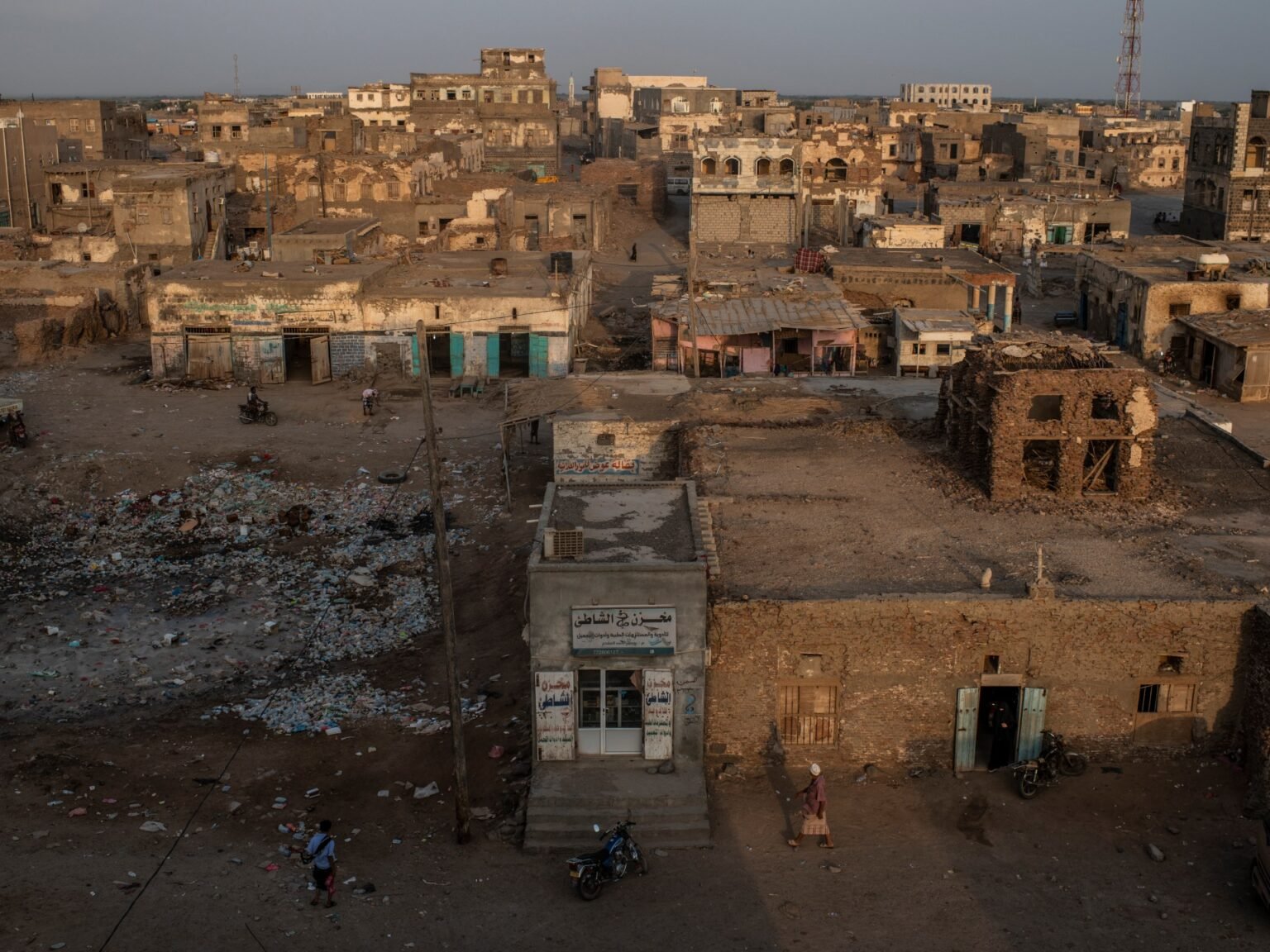 Yemeni forces say they repel Houthi attacks in Taiz as fighting rages