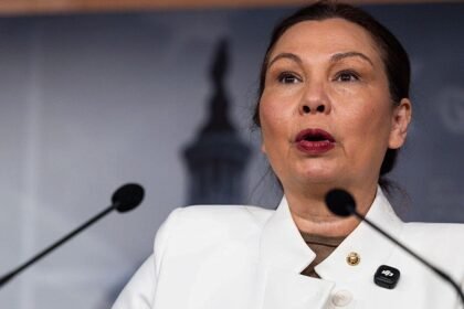 Duckworth slams Trump's "foolhardy plan" to make triumphal arch a military complex