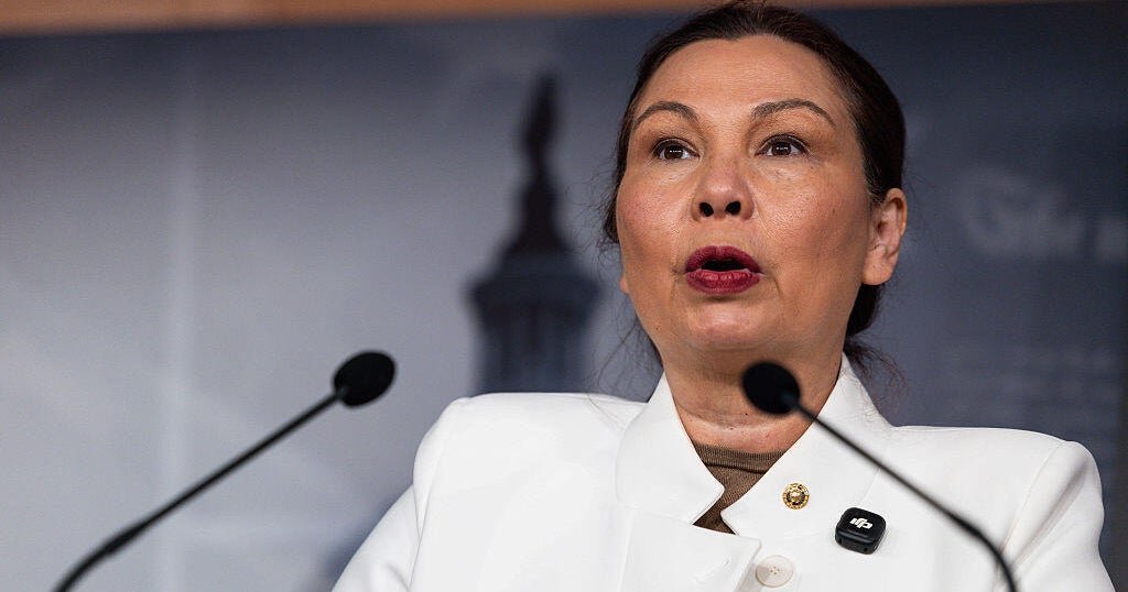 Duckworth slams Trump's "foolhardy plan" to make triumphal arch a military complex
