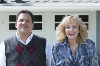 Jeff Garlin Says ‘Undiagnosed Bipolar’ Made Him ‘Mean’ on ‘The Goldbergs’ Set; Wendi McLendon-Covey Responds: ‘I Remember Things Differently’