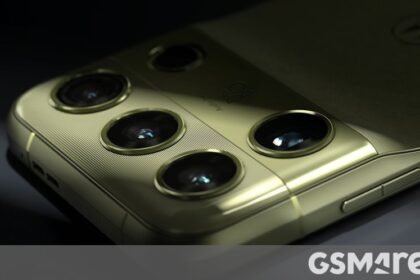Motorola heard you like cameras so it put a lot of them on the Signature 27