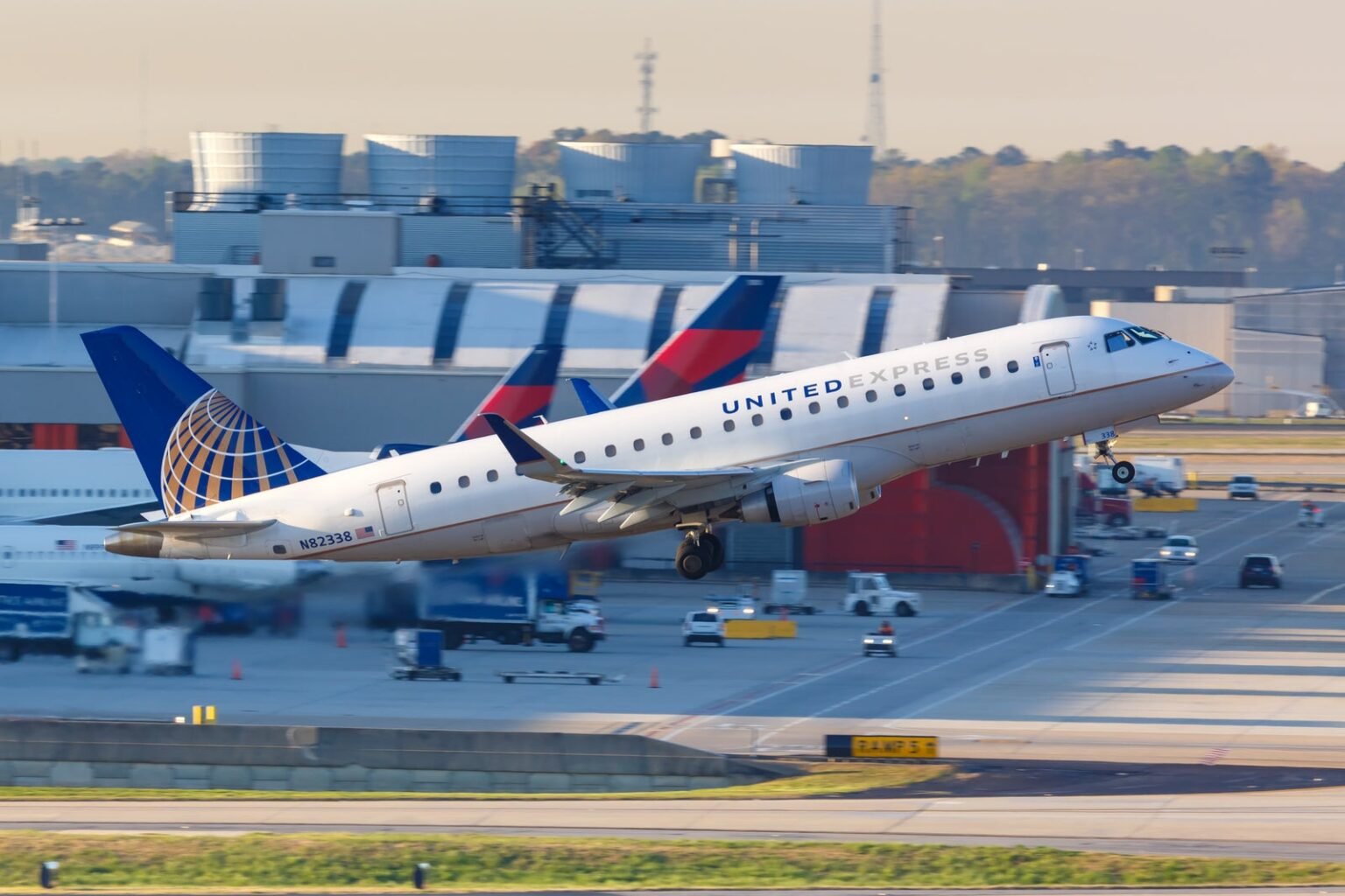 Texas flight forced to make dramatic U-turn after windshield cracks