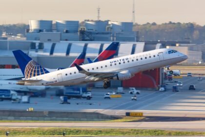 Texas flight forced to make dramatic U-turn after windshield cracks