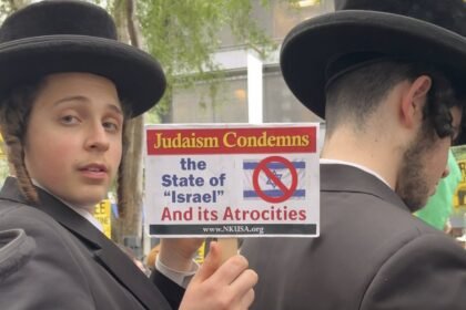 Jewish protestors join Free Palestine march to denounce Netanyahu