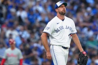 Jays' Scherzer delays decision on future until offseason