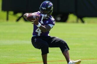 Ravens' Flowers gets green light to play against Cowboys