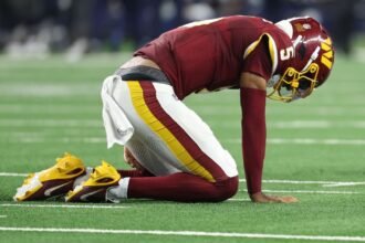 Commanders QB Daniels suffers elbow injury against Cowboys
